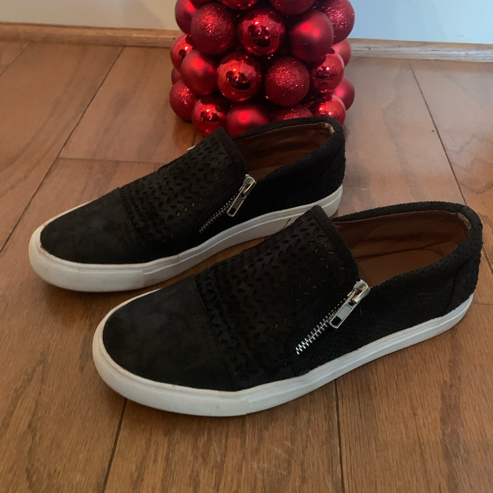 Black tennis-shoe with a functional zipper, size 7.5